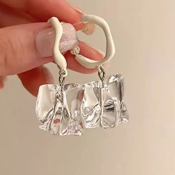 🌟 Transparent Acrylic Big Crystal Earrings - Picture 1 of 6